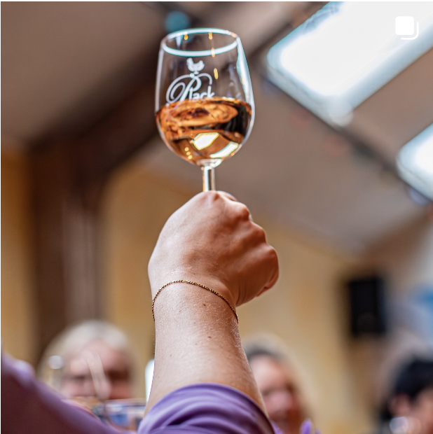 En we toosten erop..